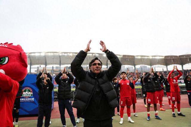 奇异果体育官网-《足球》中超第2轮评选：拉莫斯最佳教练、绍尔最佳外援，谢文能最佳本土球员|蓉城|塞尔吉奥·拉莫斯|成都蓉城足球俱乐部|中超联赛|武汉三镇_新浪体育_新浪新闻